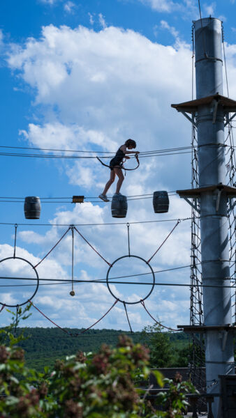 Personne traversant une des passerelles entre les mâts du Corsaire Volant Personne traversant une des passerelles entre les mâts du Corsaire Volant